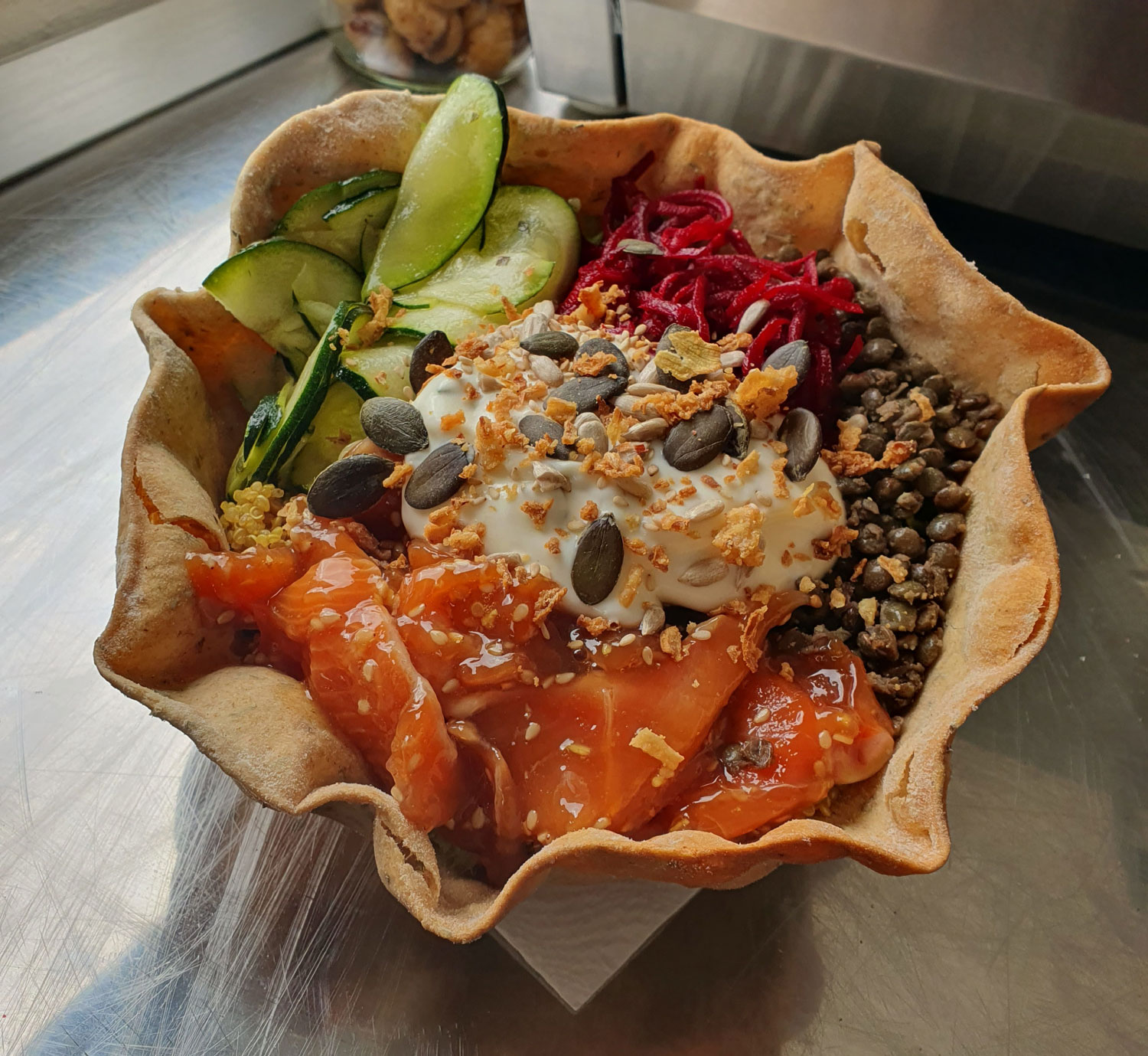 plat servi dans un emballage comestible