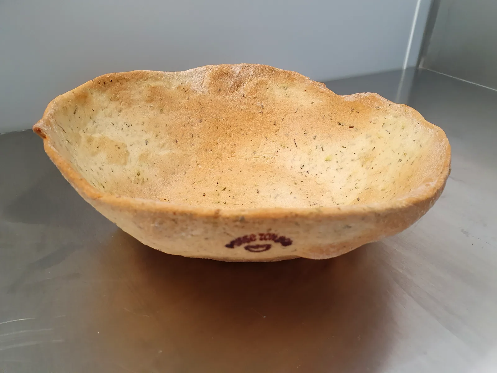 Bol comestible Mange ton Bol vu de profil, avec le logo imprimé sur la croûte